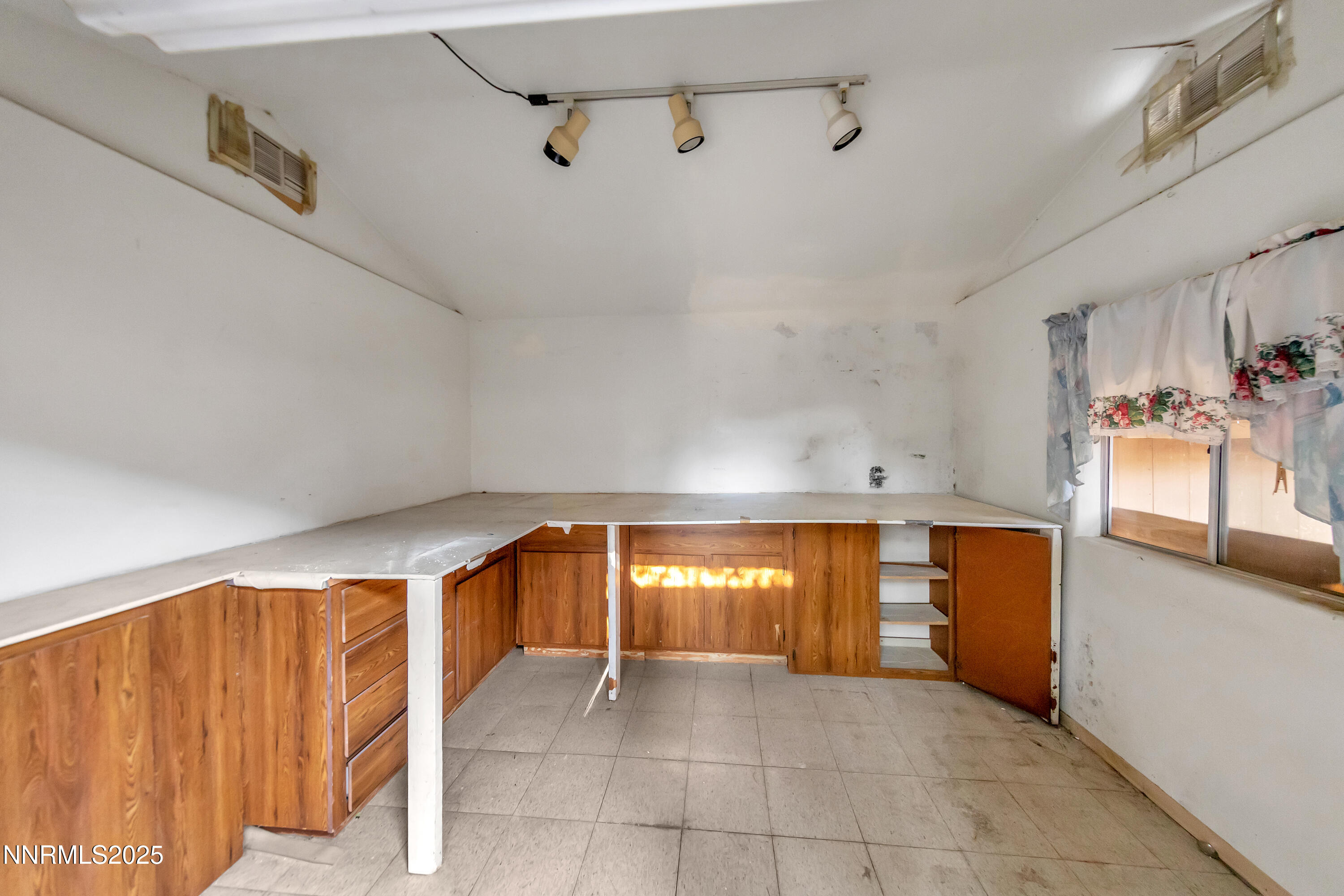 8581 Corrigan Way Reno, NV 89506 - Photo 20 of 40 a view of a hallway with a kitchen