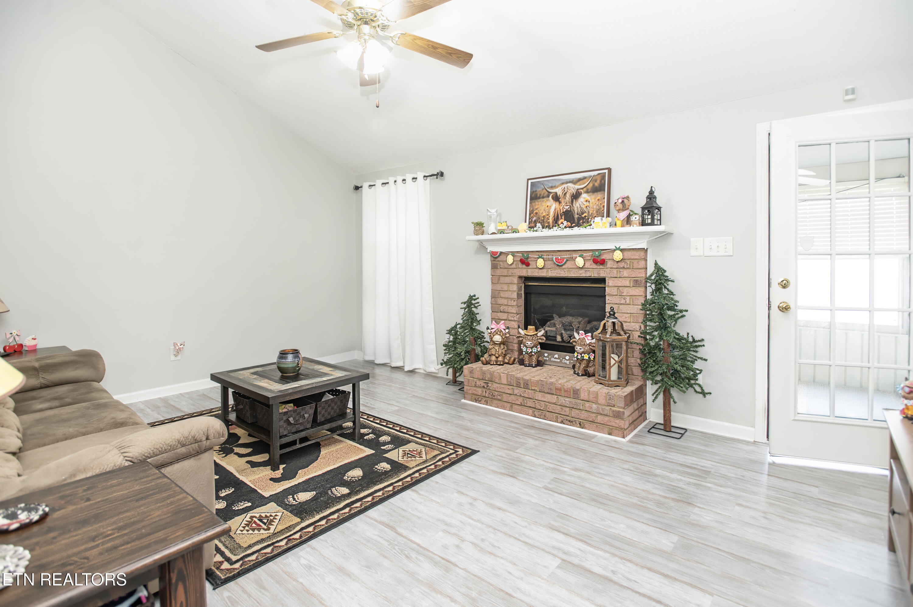 369 Hawthorne Oaks Way Powell, TN 37849 - Photo 9 of 16 Great room
