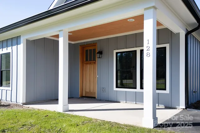 a view of entrance front of the house