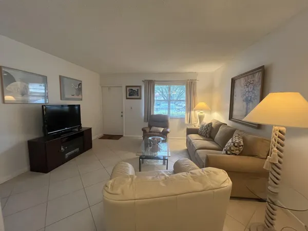 $1,250 | 21 Abbey Lane, Unit 104, Delray Beach, FL 33446