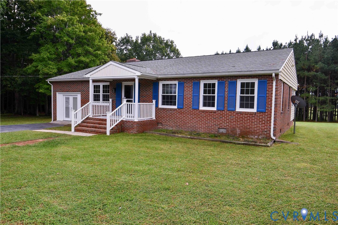 288 Daniel Road Blackstone, VA 23824 - Photo 4 of 38 Single story home featuring a front yard, crawl sp