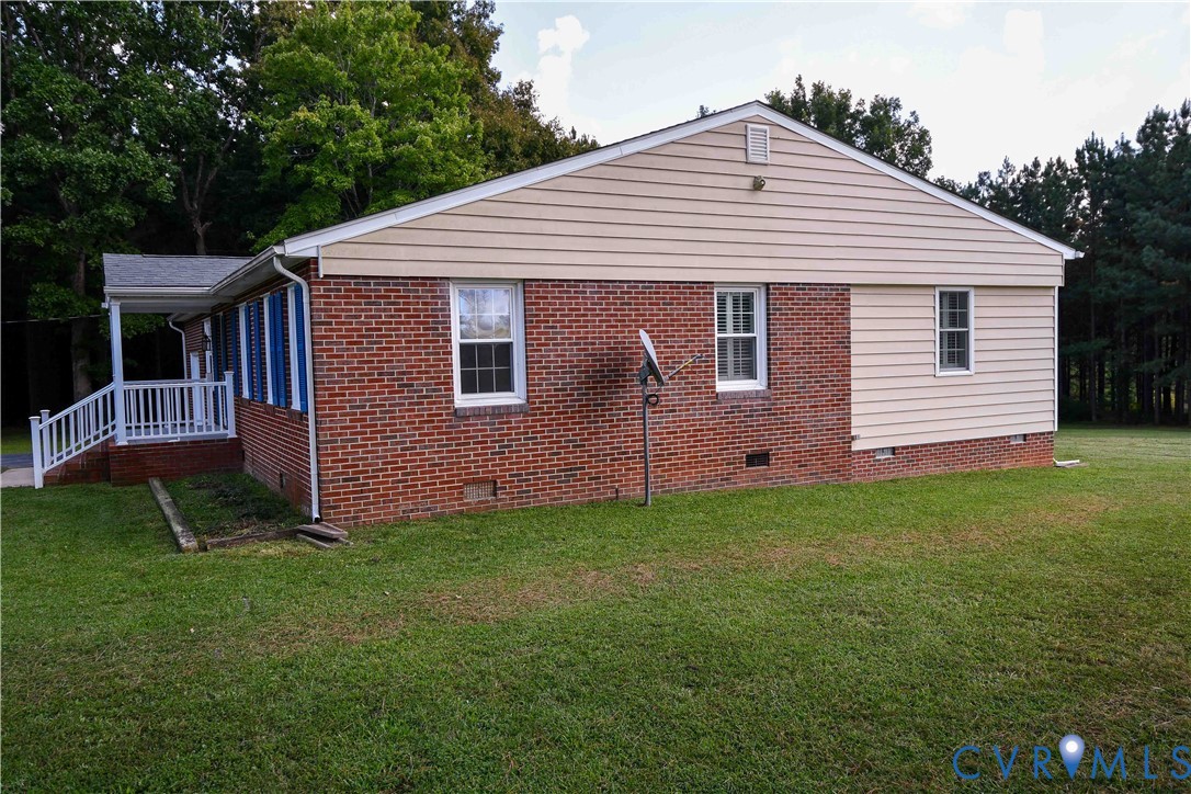 288 Daniel Road Blackstone, VA 23824 - Photo 9 of 38 View of side of property with crawl space, a yard,