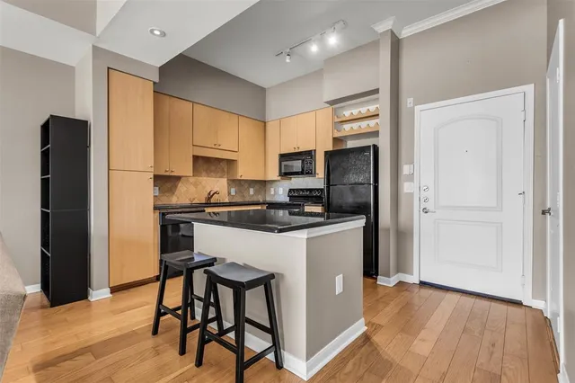 $259,900 | 3225 Turtle Creek Boulevard, Unit 10, Dallas, TX 75219