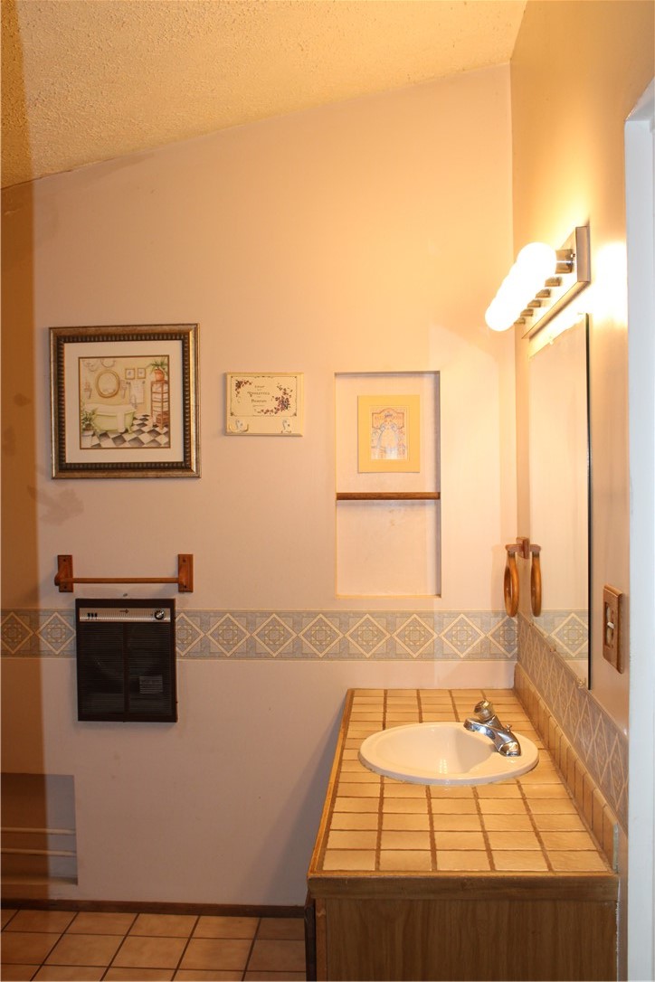 5044 Butler Road Canandaigua Town, NY 14424 - Photo 16 of 45 Primary ensuite full bath