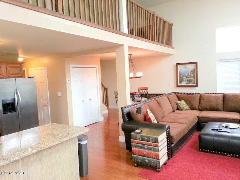 260 West Lakeview Road Lackawaxen, PA 18435 - Photo 4 of 37