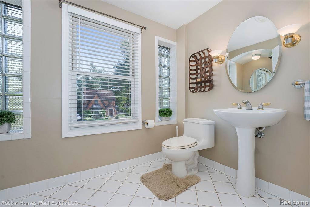 1629 Prestwick Road Grosse Pointe Woods, MI 48236 - Photo 23 of 37