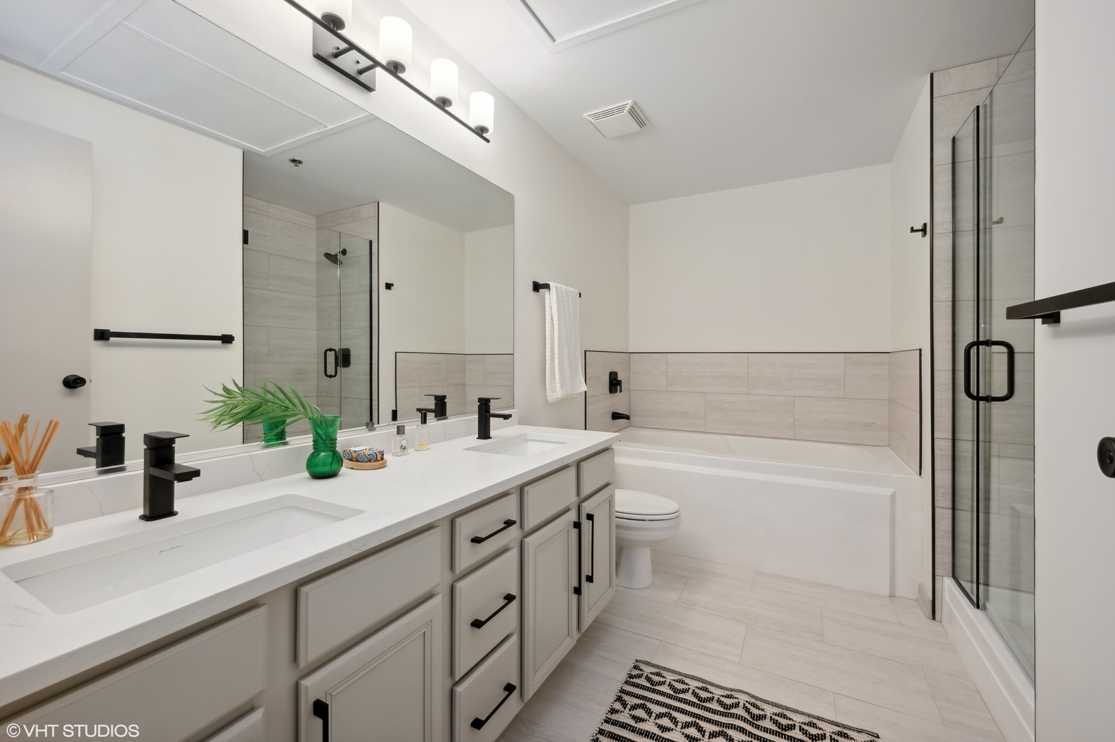 1530 South State Street, Unit 628 Chicago, IL 60605 - Photo 15 of 30 a bathroom with a tub a sink and a large mirror
