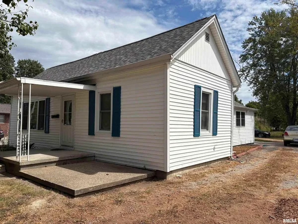 a view front of house with yard
