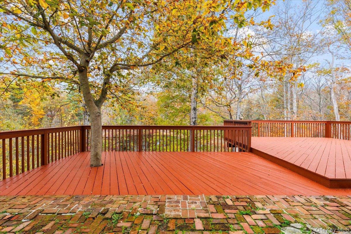 110 Oliver Road Bedford, NY 10506 - Photo 28 of 33 a balcony with trees in front of it