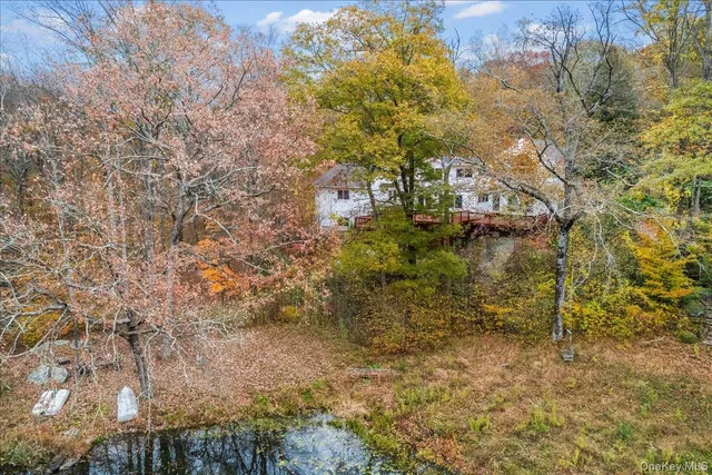 a view of a houses with yard