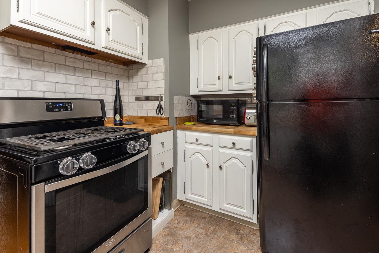 4611 Sea Isle Road Memphis, TN 38117 - Photo 11 of 24 a kitchen with a stove and a refrigerator