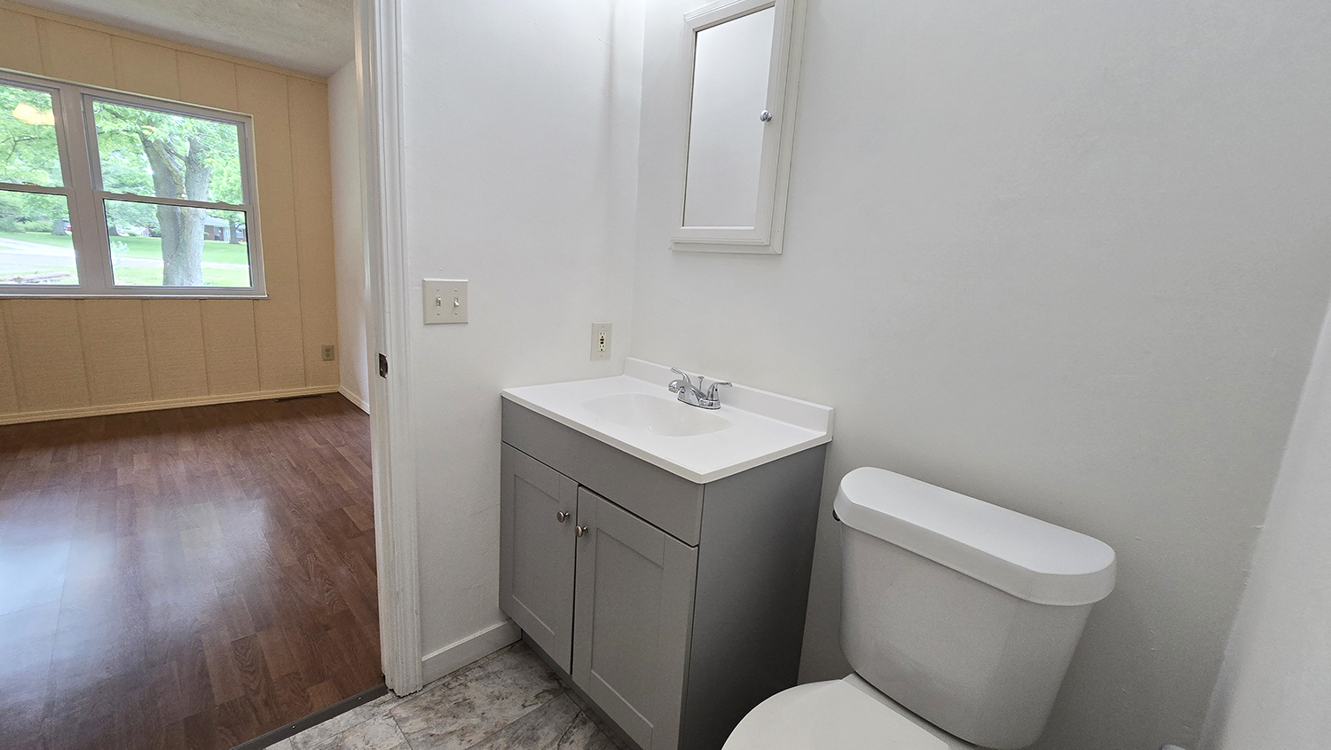 787 Walnut Hill Road Centralia, IL 62801 - Photo 32 of 42 a bathroom with a toilet sink and mirror