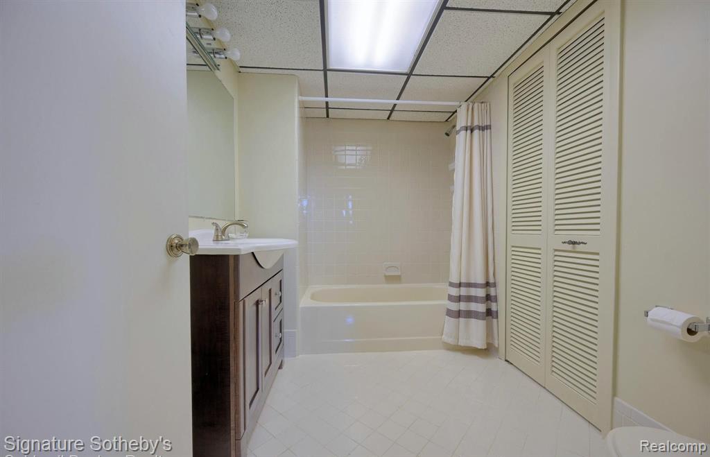 1875 Pine Ridge Lane Bloomfield Hills, MI 48302 - Photo 32 of 40