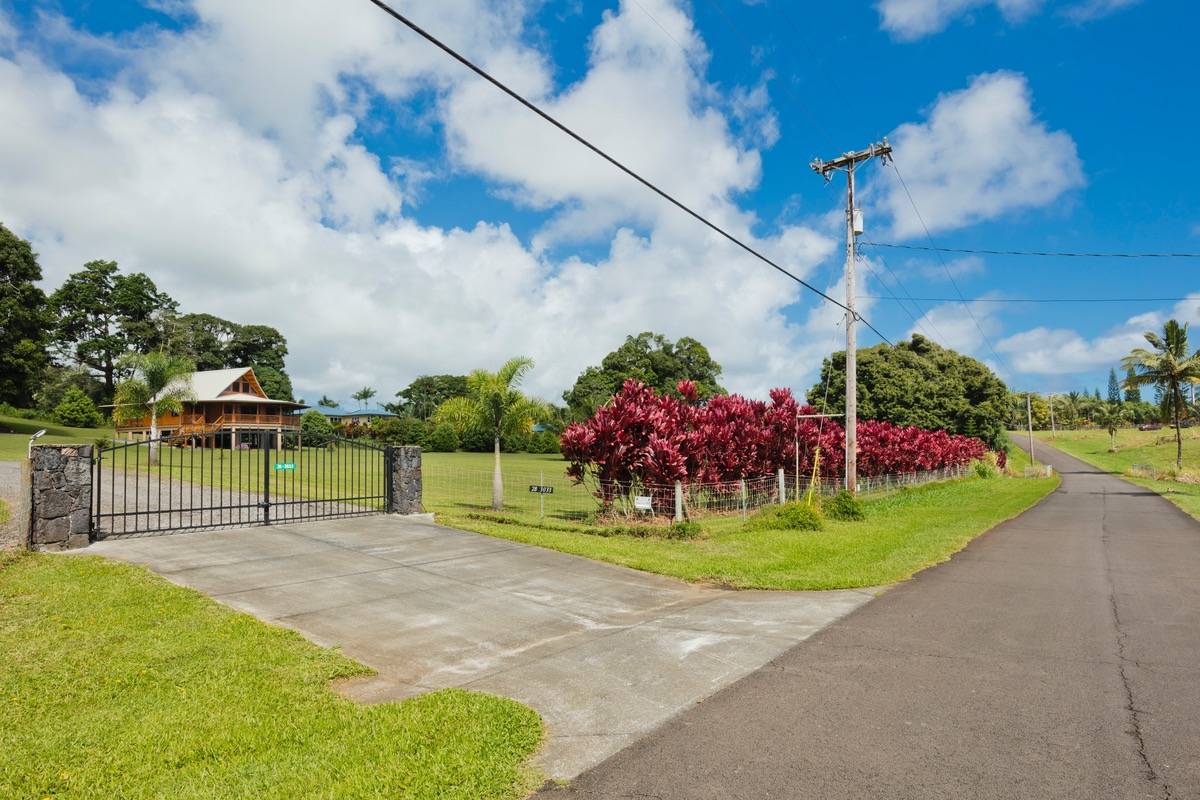 283033 Beach Road, Pepeekeo, HI 96783 Compass