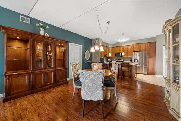 $305,500 | 10 North Gilbert Street, Unit 314, South Elgin, IL 60177