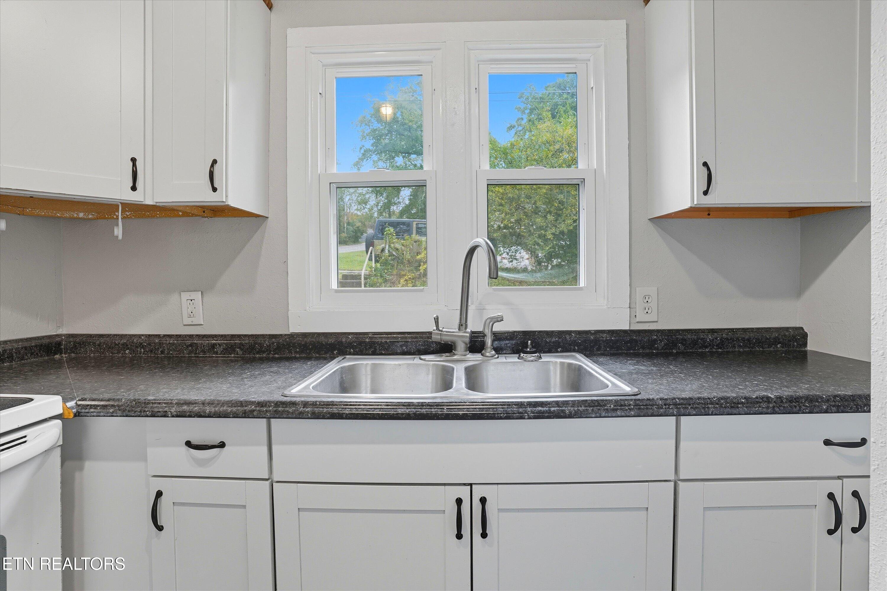 100-102 Howard Lane Oak Ridge, TN 37830 - Photo 6 of 25 29-100_Howard_Ln_Reshoot_004