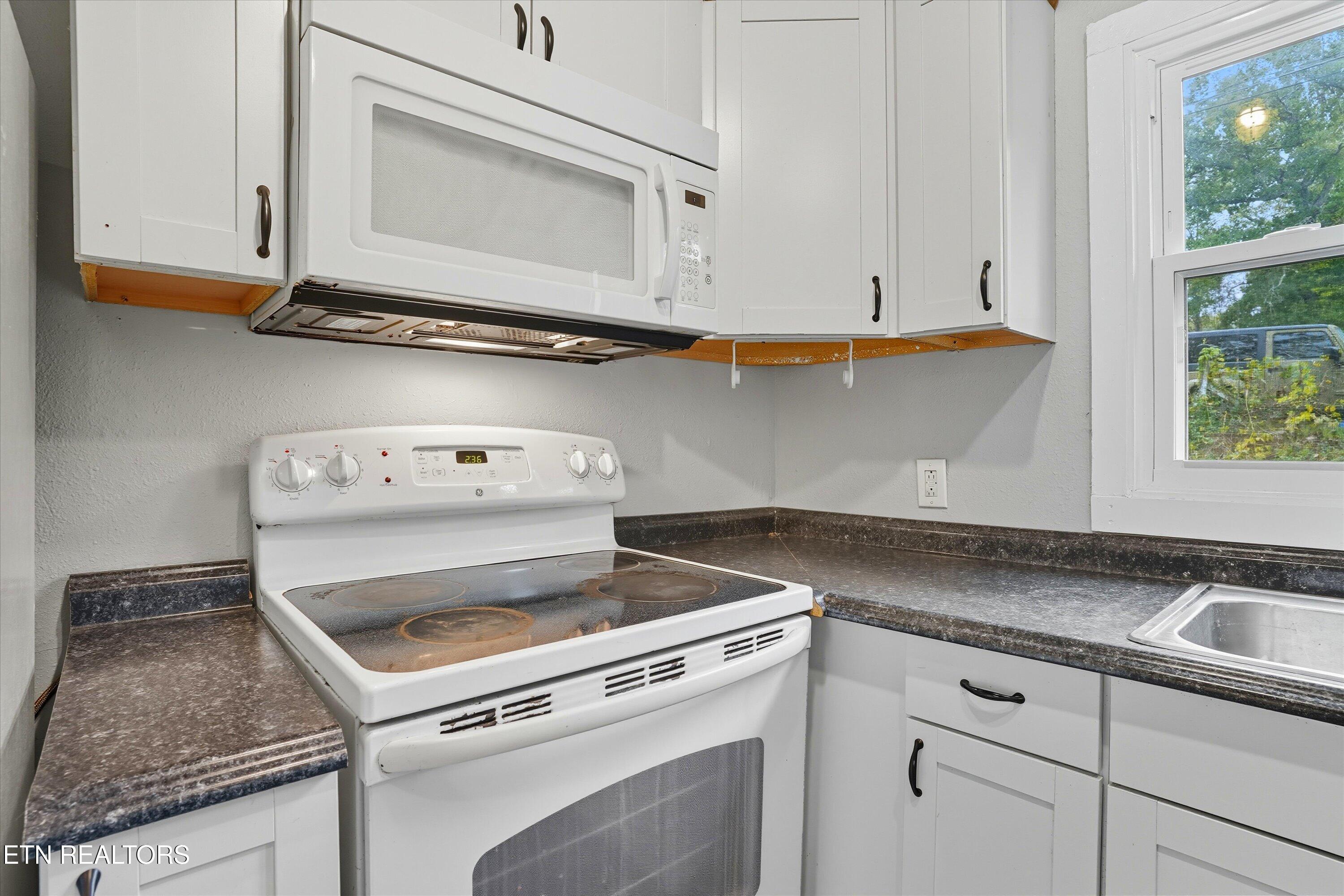 100-102 Howard Lane Oak Ridge, TN 37830 - Photo 7 of 25 30-100_Howard_Ln_Reshoot_005