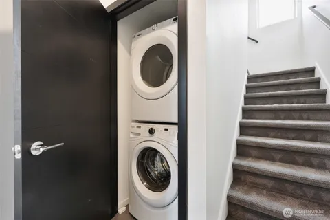 a view of entryway with washer and dryer