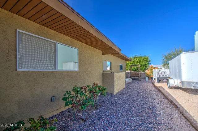 a view of an house with backyard and deck