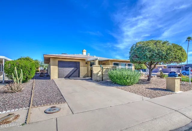 a view of entryway in front of house