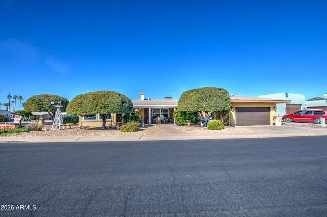 a group of cars parked in front of a building