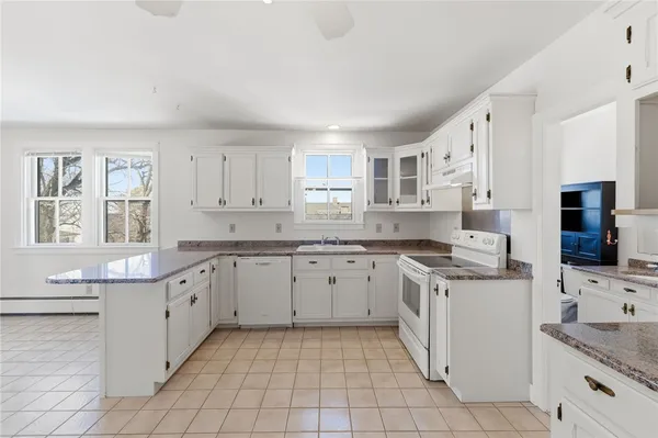 $2,400 | 686 Hope Street, Unit 3, Bristol, RI 02809