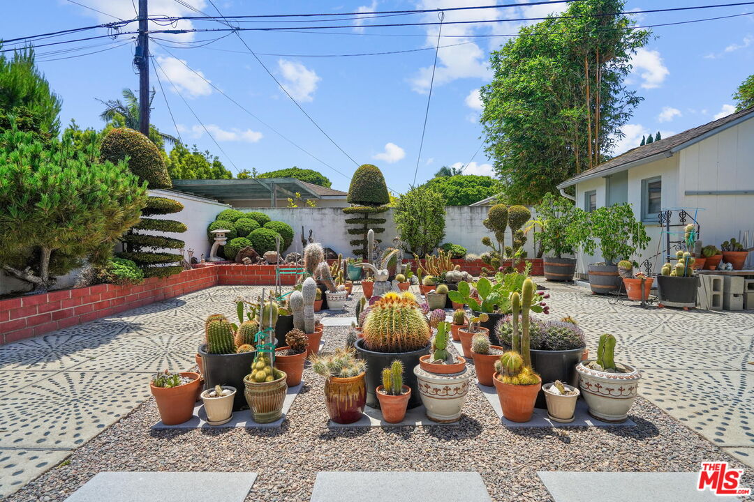 1334 Pine Street Santa Monica, CA 90405 - Photo 6 of 9 a group of people sitting in front of retail shops