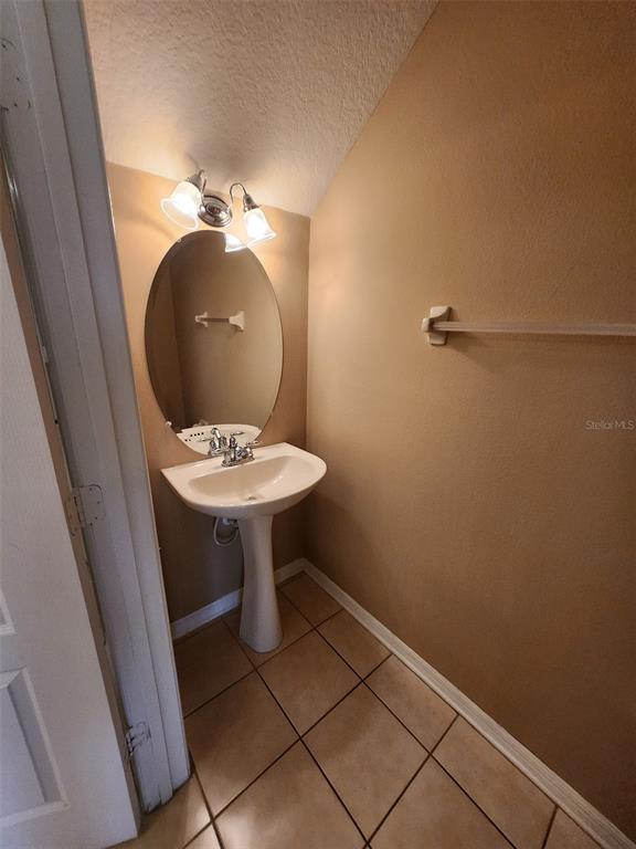 3577 Wilshire Way Road, Unit 61 Orlando, FL 32829 - Photo 3 of 19 a bathroom with a sink toilet and a mirror