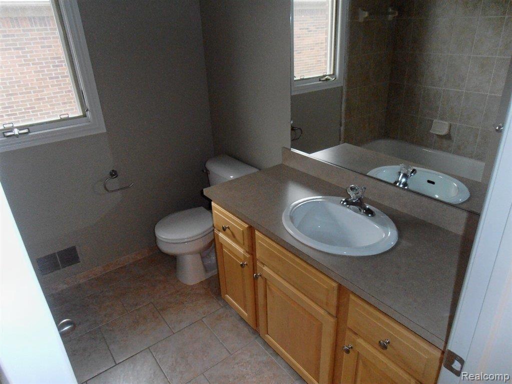 21391 Raintree Drive Macomb, MI 48044 - Photo 9 of 13 P1010943.jpg