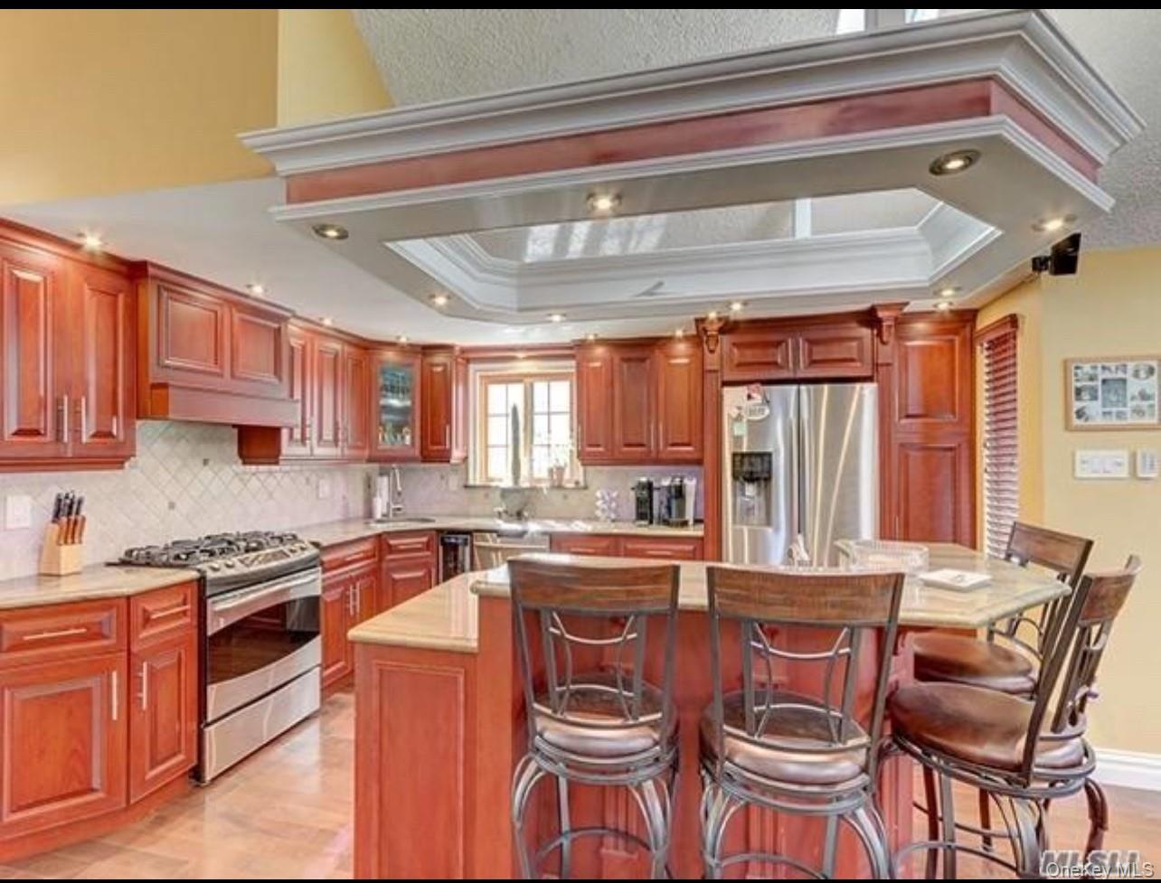 123 Clubhouse Road Bellmore, NY 11710 - Photo 2 of 4