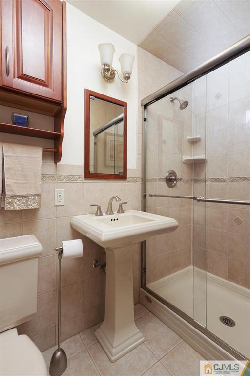 203 Normandy Road Edison, NJ 08820 - Photo 18 of 32 a bathroom with a sink a toilet and shower