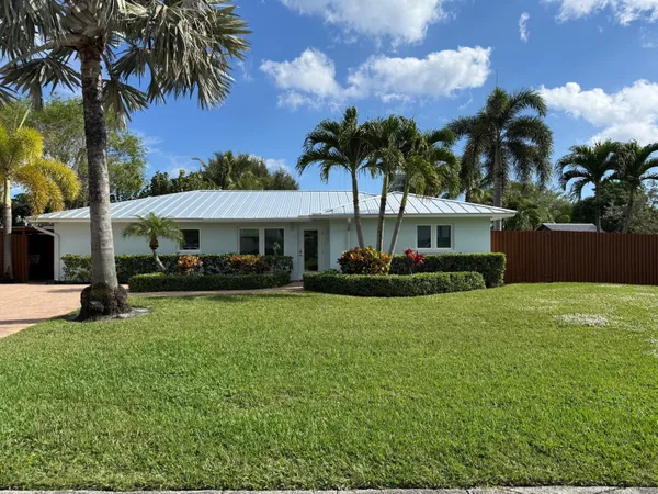 a view of a house with a backyard