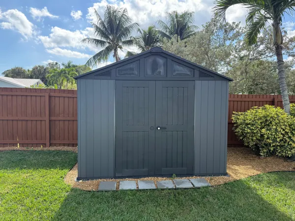a view of a backyard