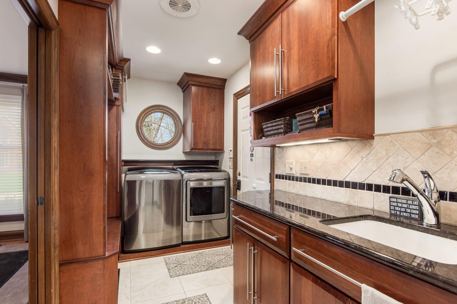941 Robbins Way Columbus, OH 43085 - Photo 25 of 64 Laundry Room