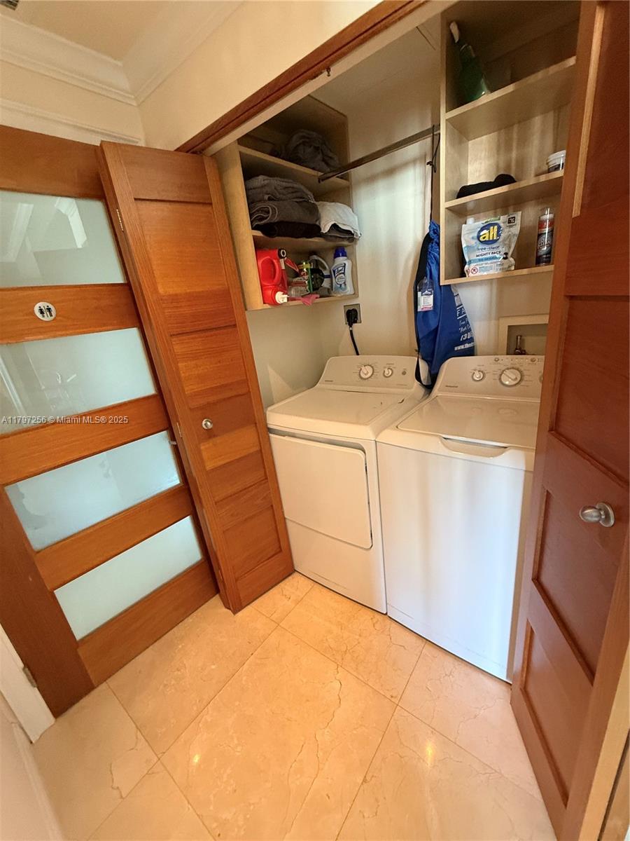 90 Southwest 3rd Street, Unit 3601 Miami, FL 33130 - Photo 13 of 49 a utility room with dryer and washer