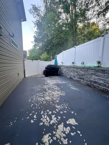 a view of a backyard