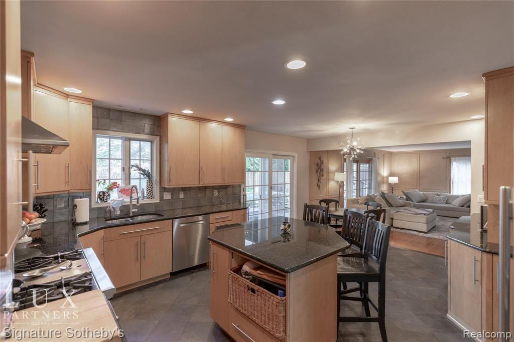 563 Shelden Road Grosse Pointe Shores, MI 48236 - Photo 4 of 25