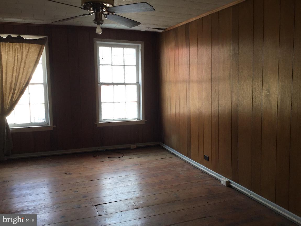 121 Cumberland Street Clear Spring, MD 21722 - Photo 15 of 38 2ND FLOOR LIVING ROOM