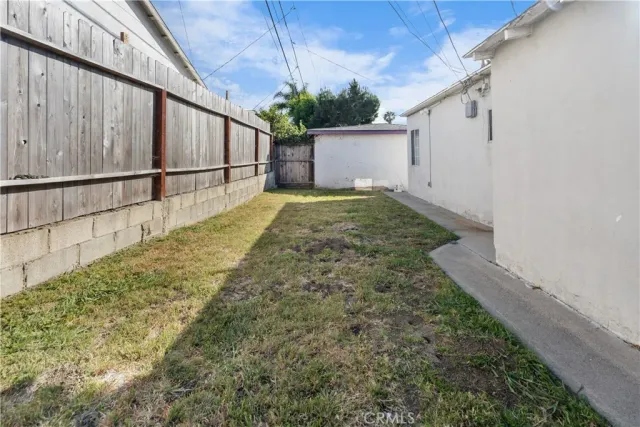 a view of a backyard