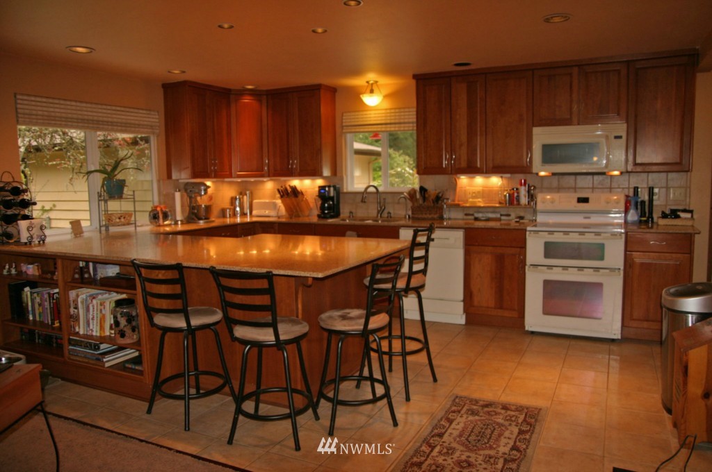 8417 Southeast View Park Road Port Orchard, WA 98367 - Photo 5 of 15 Gallery Image 5