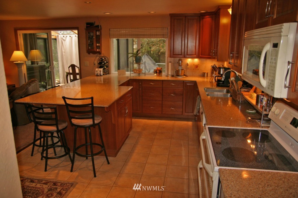 8417 Southeast View Park Road Port Orchard, WA 98367 - Photo 6 of 15 Gallery Image 6