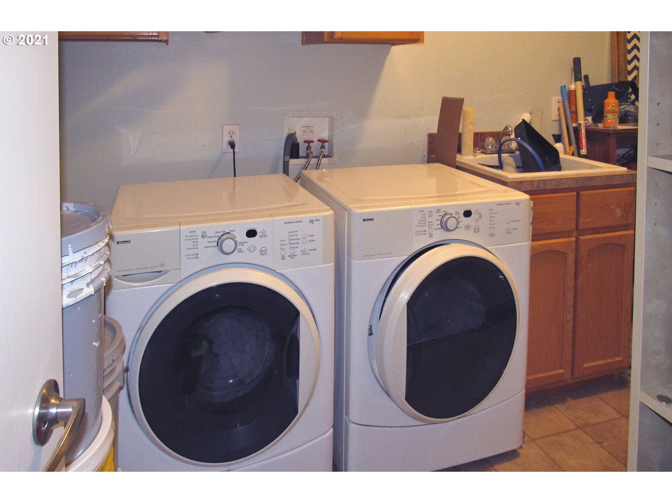 480 Roe Road Winlock, WA 98596 - Photo 16 of 24 a utility room with dryer and washer