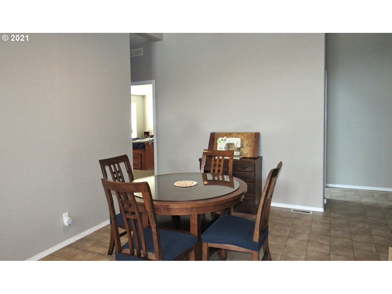480 Roe Road Winlock, WA 98596 - Photo 7 of 24 a kitchen with a dining table and chairs