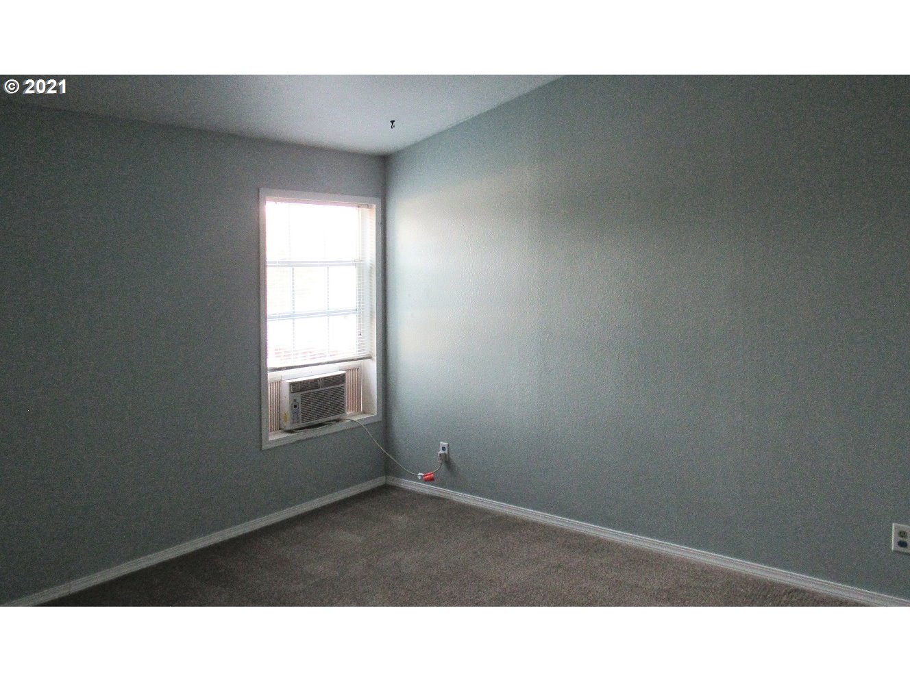 480 Roe Road Winlock, WA 98596 - Photo 8 of 24 a open hall with a window
