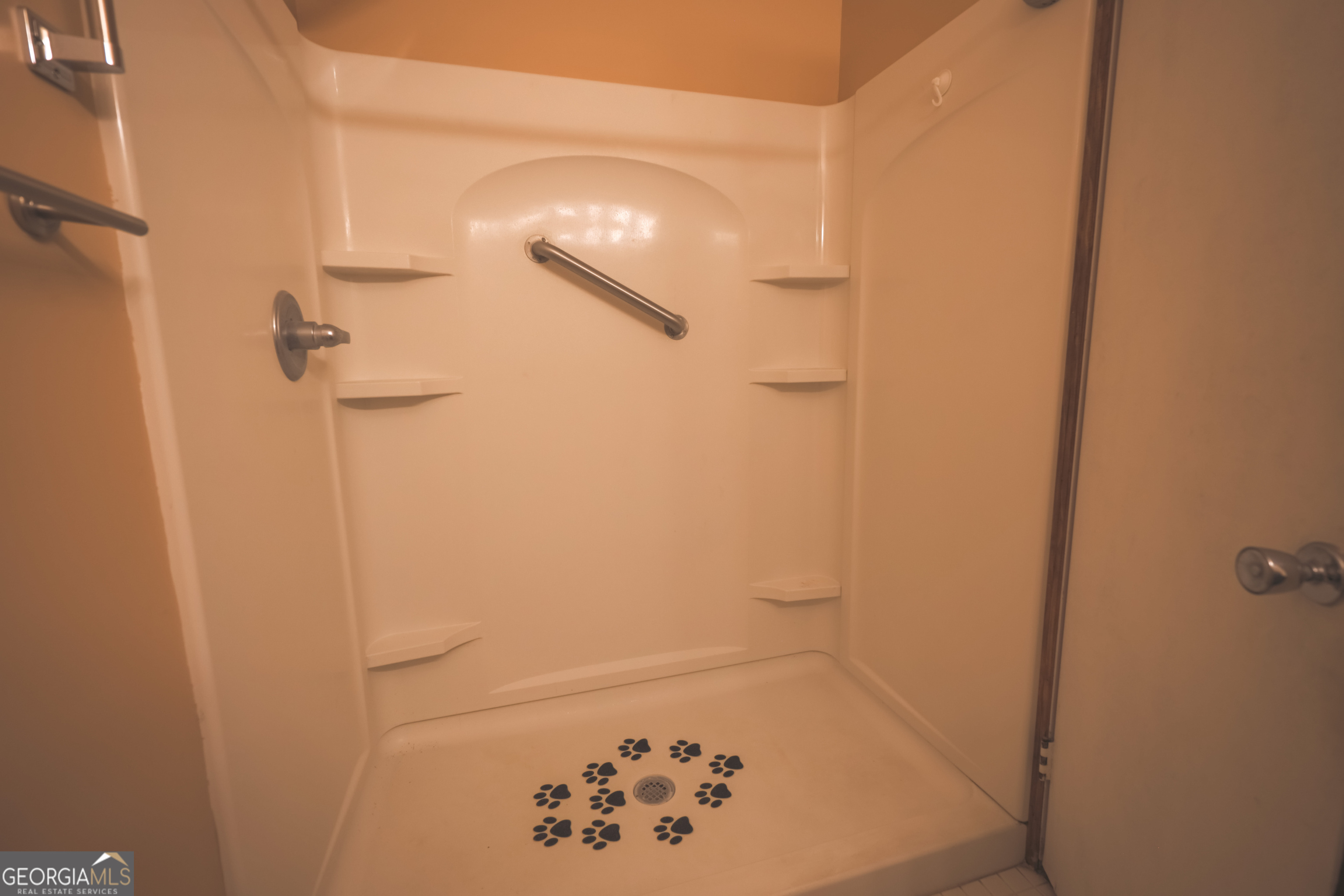 3111 Spatola Loop Blackshear, GA 31516 - Photo 15 of 23 a bathroom with a bathtub