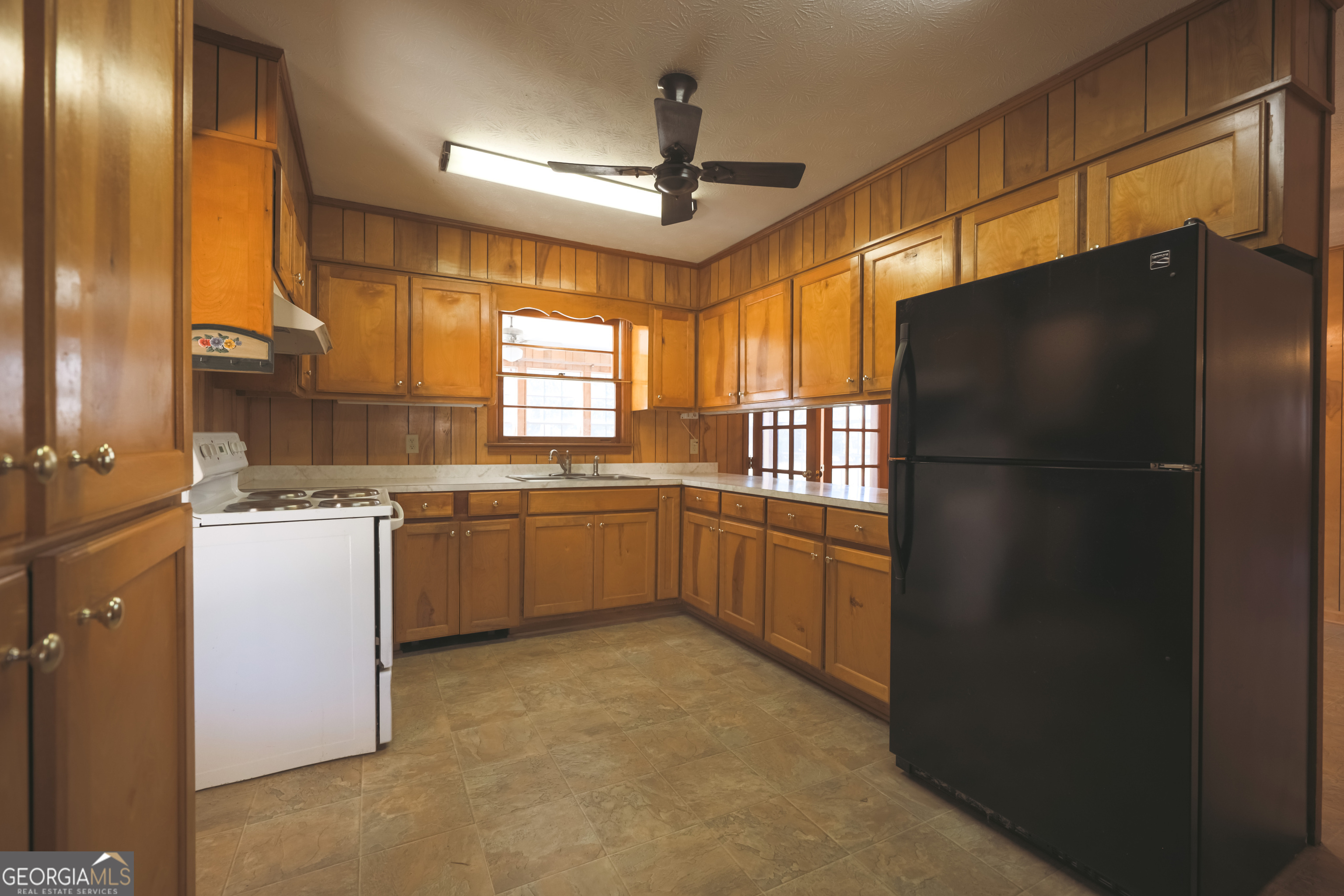 3111 Spatola Loop Blackshear, GA 31516 - Photo 7 of 23 a kitchen with a refrigerator and a sink