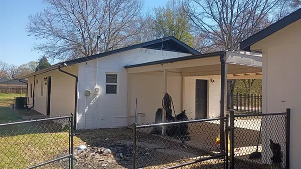 a view of a house with backyard