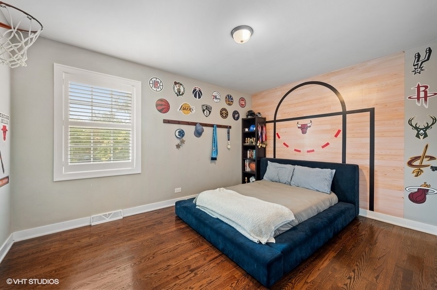 111 Riverside Drive Northfield, IL 60093 - Photo 20 of 33 a bedroom with a bed and a window