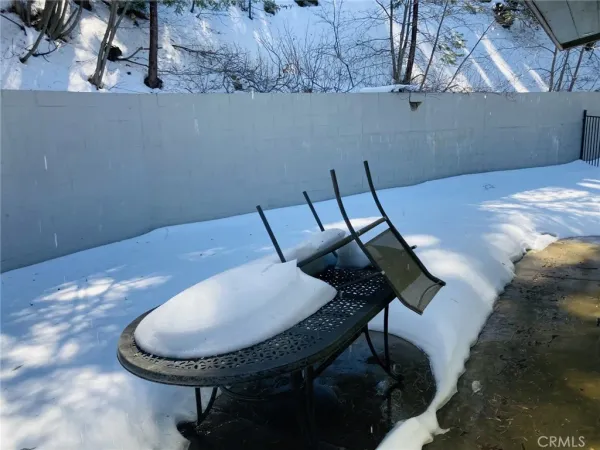 a view of a back yard