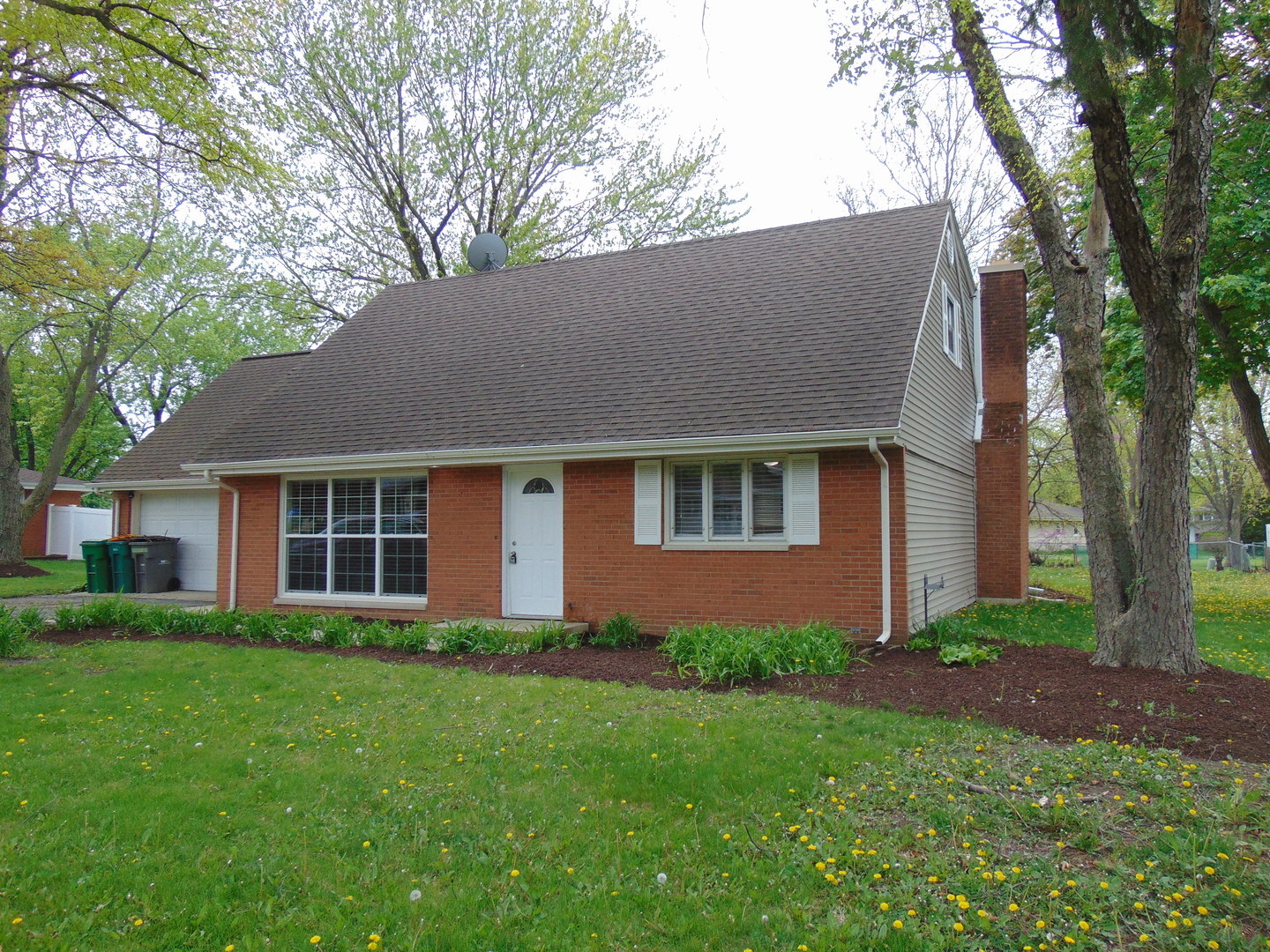 307 North Raven Road Shorewood, IL 60404 - Photo 1 of 22 a front view of house with yard and green space